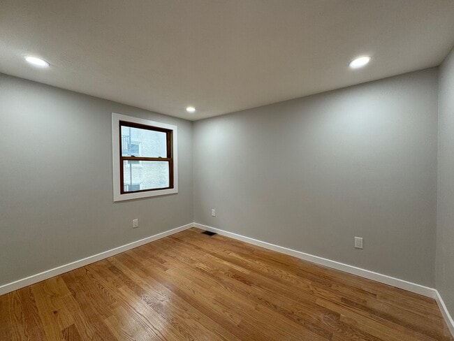 Building Photo - 41 Ashford St Unit 3 Rental