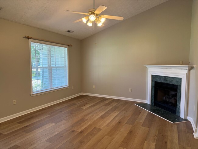 Photo - 105 Farina Dr