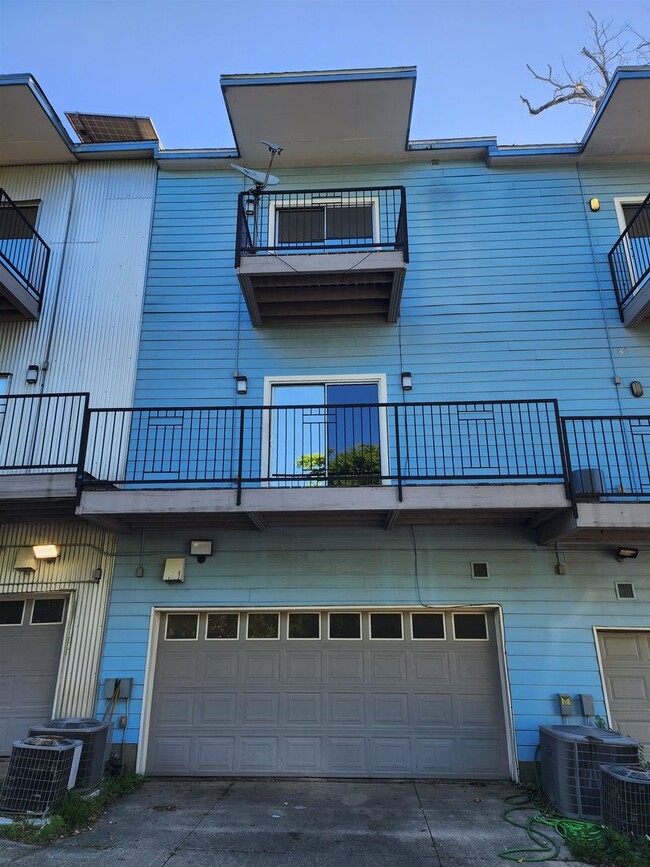 Photo - 3/2.5 Luxury Townhome in All Saints distri...