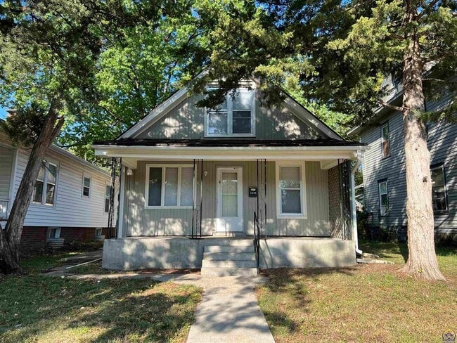 Building Photo - **Available Immediately** 4 bedroom / 1 bath home located near Washburn University