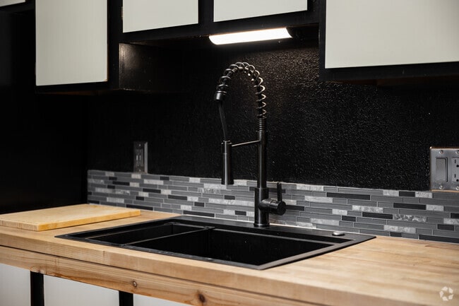 1BR, 1BA - 600SF | Kitchen Sink - Lakeshore Apartments