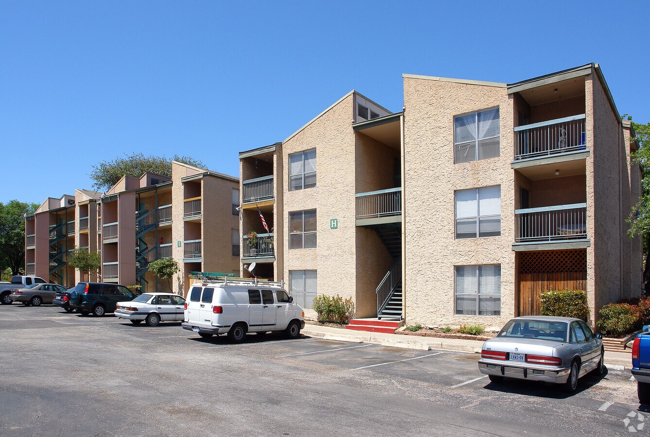 Towne Center - Towne Center Apartments