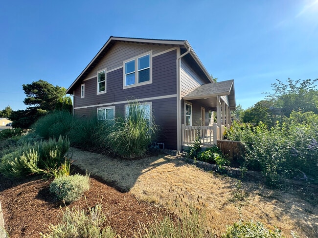 Photo - 1094 NE Conifer Blvd