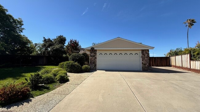 Building Photo - 672 Swallow Dr Rental