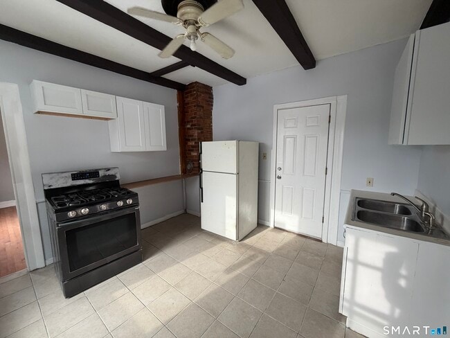 Building Photo - 571 Baldwin St