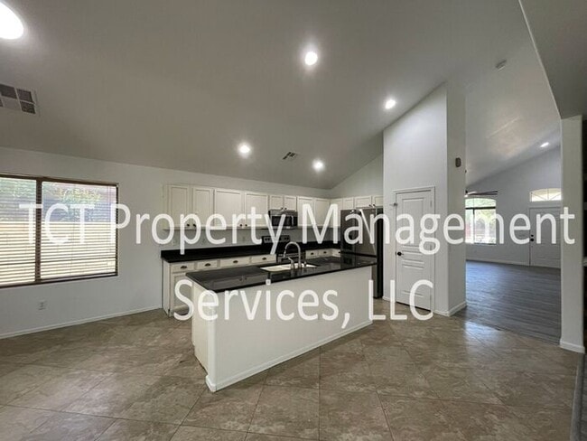 Photo - Large 6 Bedroom with Grass Backyard!