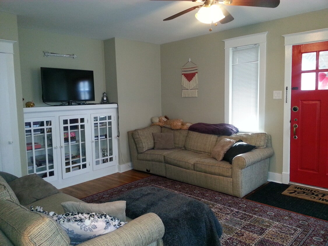 living room - 5901 Hobart St (Pittsburgh, PA)