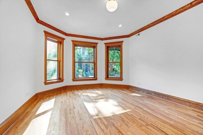 1233 N Hoyne Ave