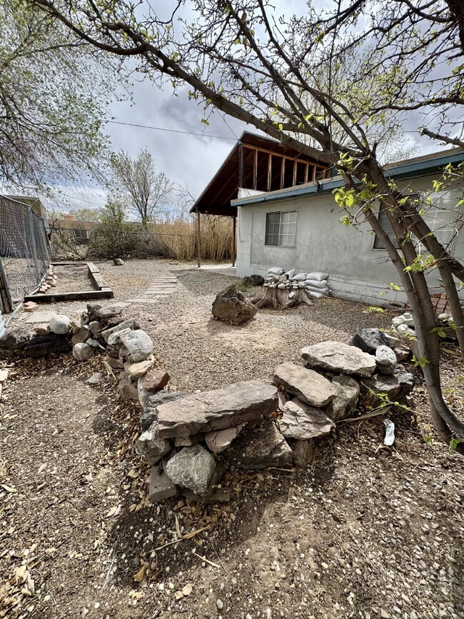 Location, Location, Location! Convenient t... - Location, Location, Location! Convenient t... Apartment Unit C