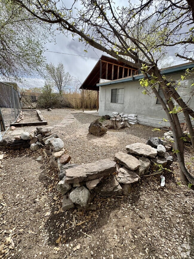 Building Photo - Location, Location, Location! Convenient t... Unit C Rental