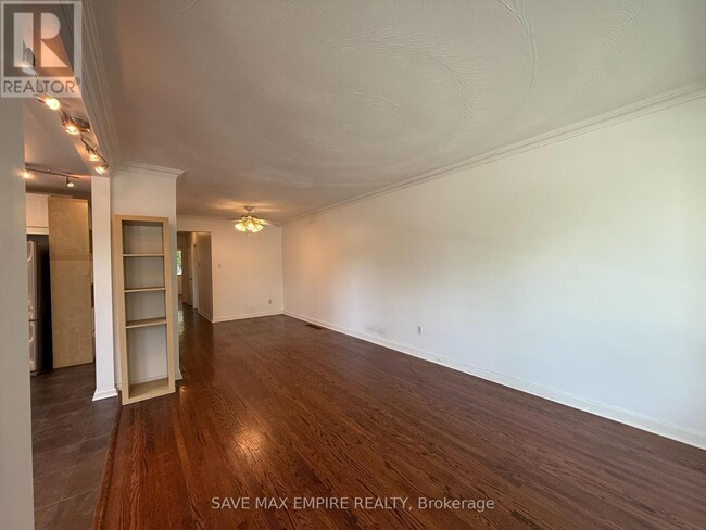 Photo - 1560 Sandgate Crescent