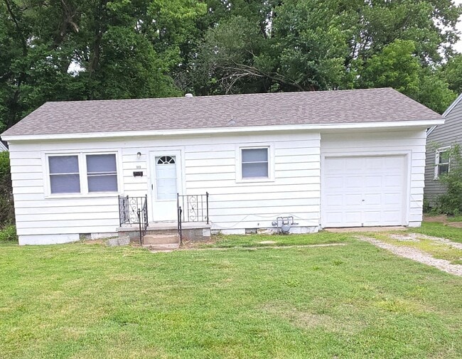 Building Photo - Nice 2 Bedroom 1 Bath bungalow! Garage! $925