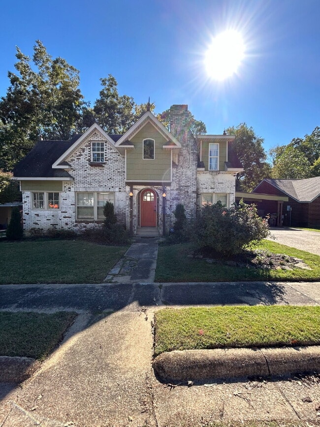 Building Photo - "Charming 4-Bedroom Retreat with Granite F...