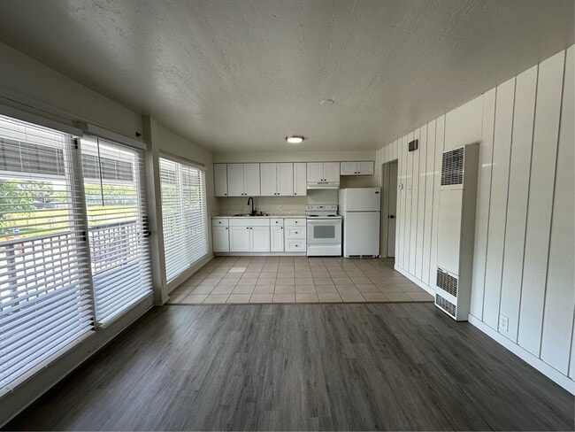 Photo - 951 N Redwood Rd Unit #10