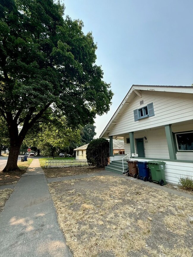 1520 W 11th Ave