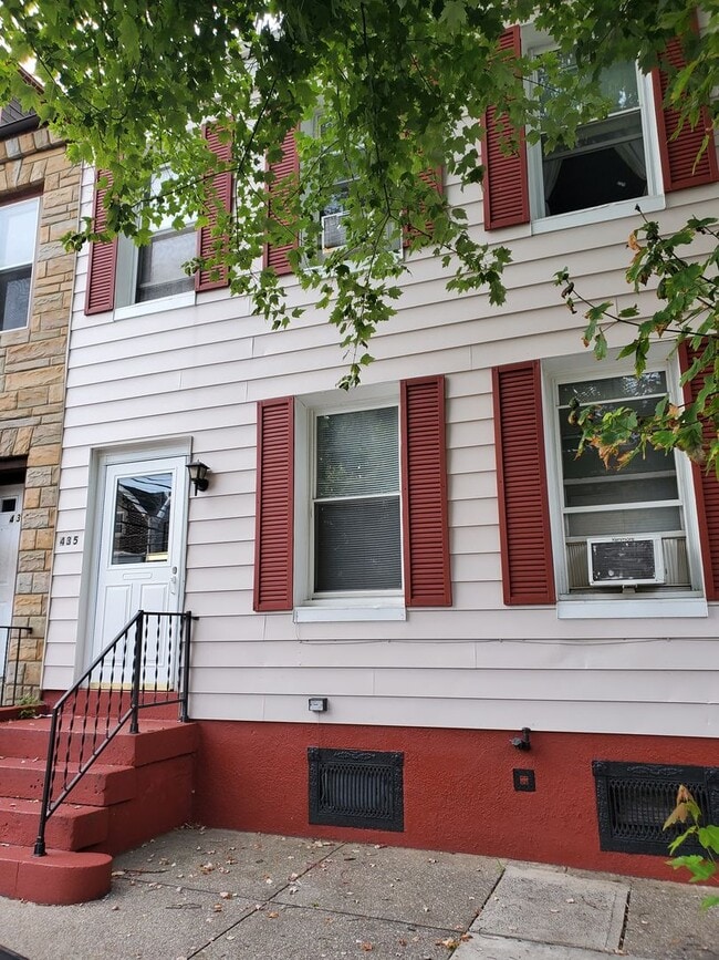Building Photo - Charming 4BR/2BA Home with First-Floor Bed...