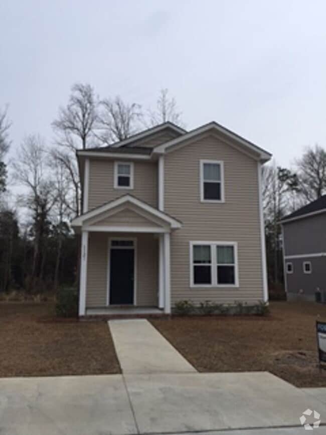 Building Photo - 3 Bedroom 2 Bathroom Home