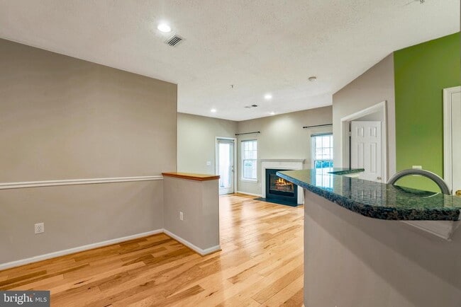 Building Photo - 1708 Lake Shore Crest Dr Unit 13