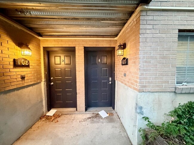 Building Photo - 136 E 400 N