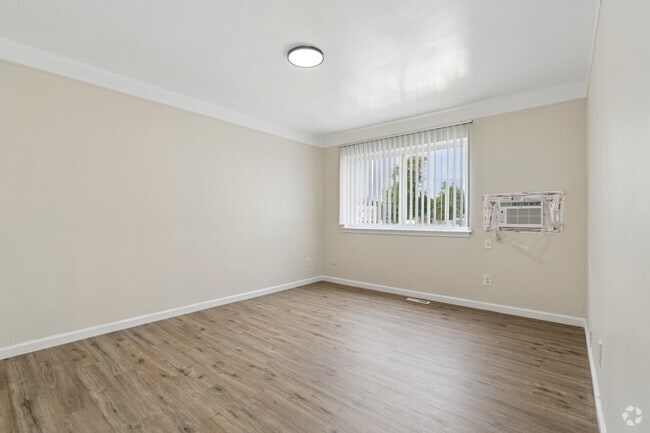 2BR, 1BA - 850SF - Bedroom