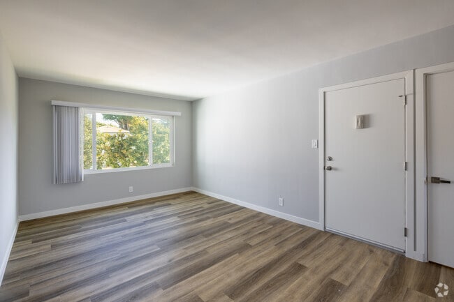 1BR, 1BA - 615SF - Living Room