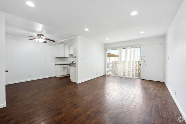 1BR, 1BA - 735SF - 7550 Fountain Ave
