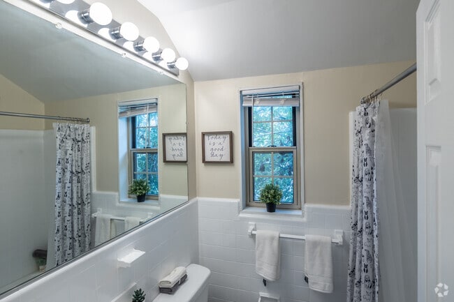 3BR, 1.5BA - 900SF - Bathroom