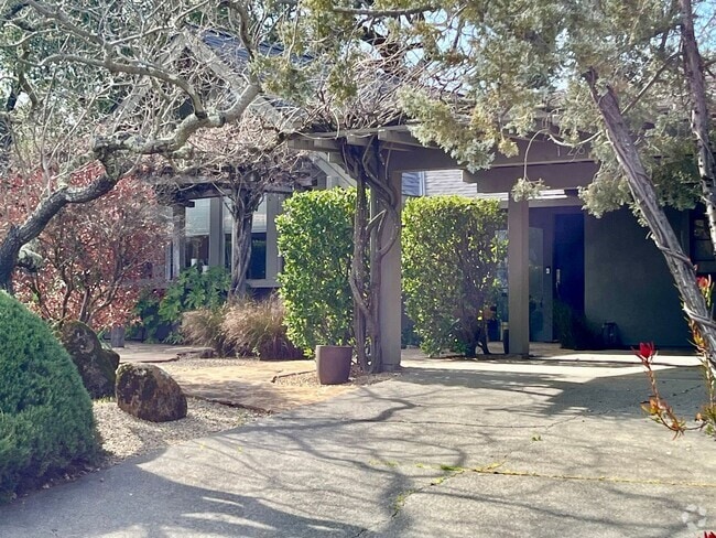 Building Photo - St. Helena Home on Cul-de-Sac with Creeksi...