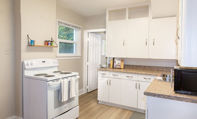 Photo - Cozy 2-Bedroom Home Near Sacred Heart, Shriners, and Deaconess