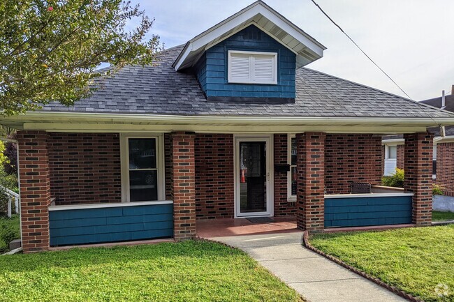 Building Photo - 766 Arbutus Ave SE Rental