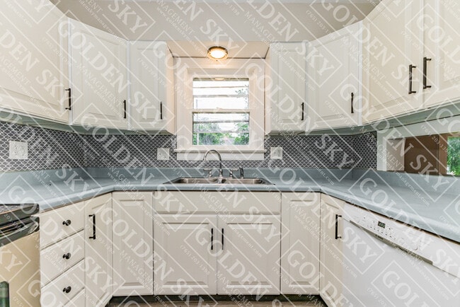 Photo - 811 E Memorial Dr