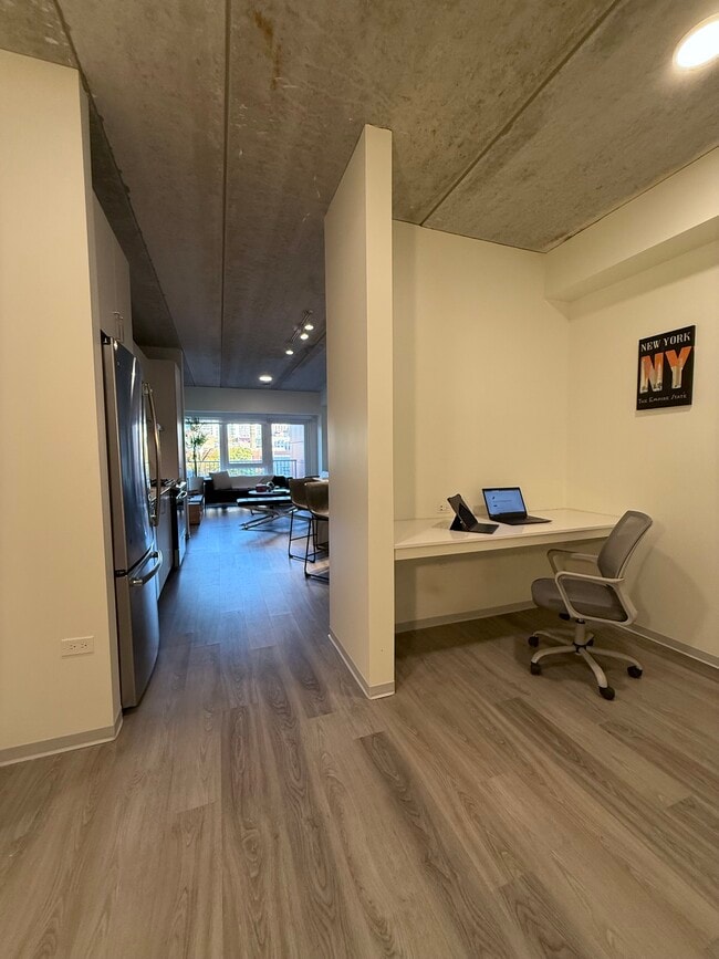 Building Photo - 334 W Schiller St Unit Furnished One bedroom 407