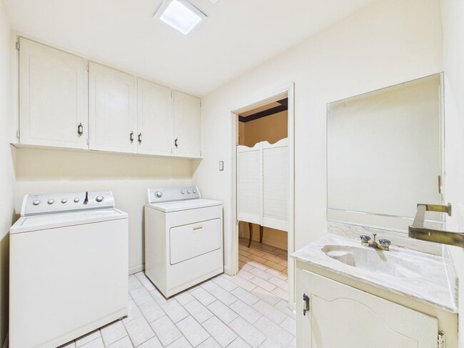 100 Oak Coulee Dr