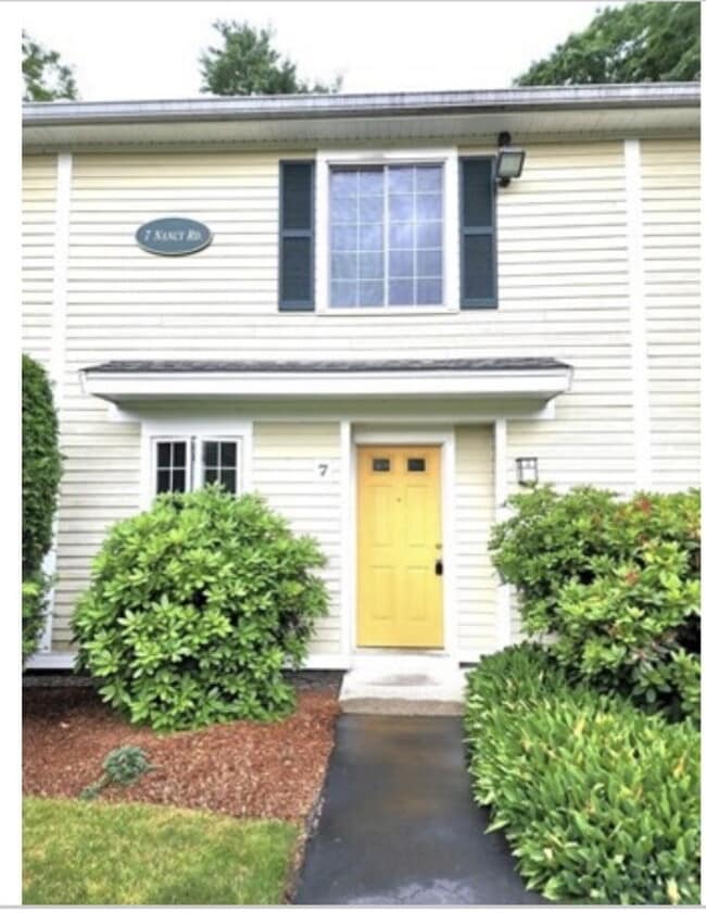 Building Photo - Beautiful two bedroom townhouse in the quiet town of Easton