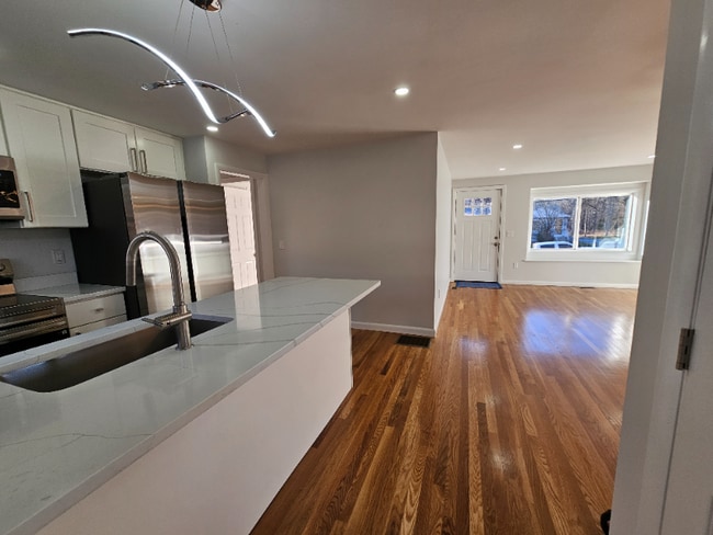 Building Photo - 8 Sussex Ln