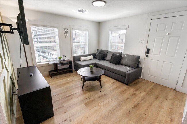 Photo - 2820 Blodgett St Unidad 3