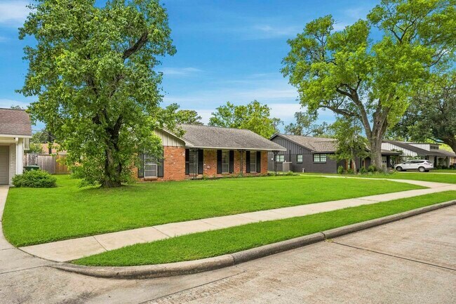 Photo - 10503 Shadow Wood Dr