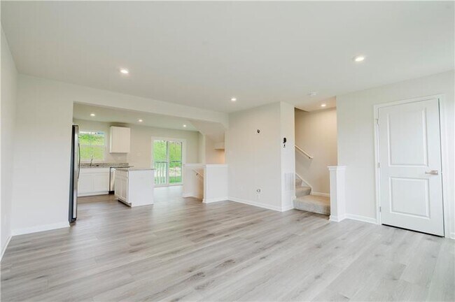 Photo - 159 White Oak Dr