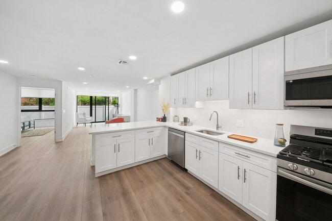 Building Photo - 32 Jones St Unit 102