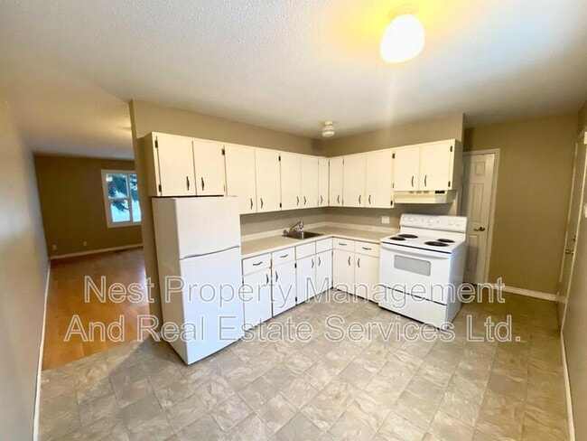 Photo - 1900-1900 Strathcona Ave