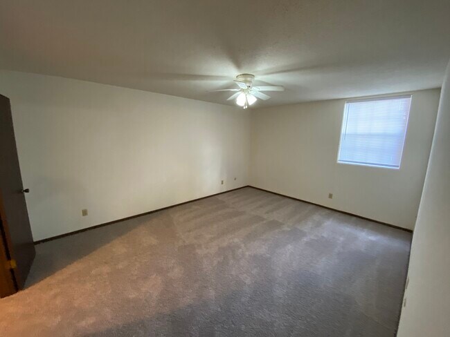 Tradition 1 Bed - Bedroom - Versailles Apartments