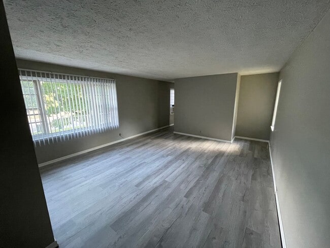 Photo - $875 Potter House Apartments: Directly adjacent to BSU and IU Health Ball Memorial Hospital. Unidad 6