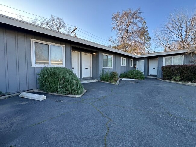 Building Photo - Charming cottage style unit located in Sacramento!