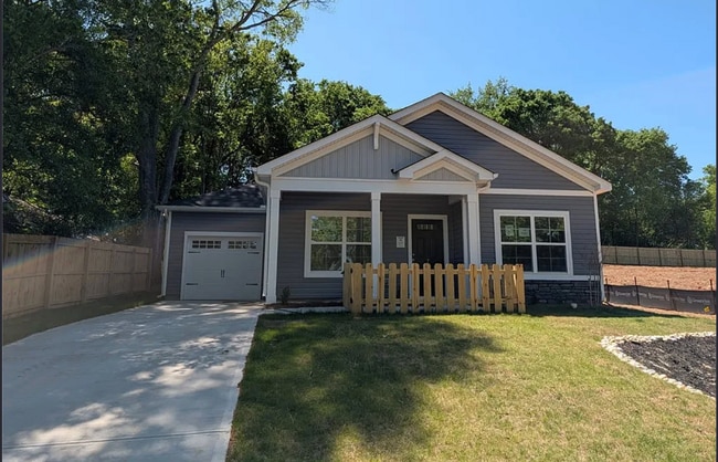Building Photo - Modern Living in Greenville's Historic West End