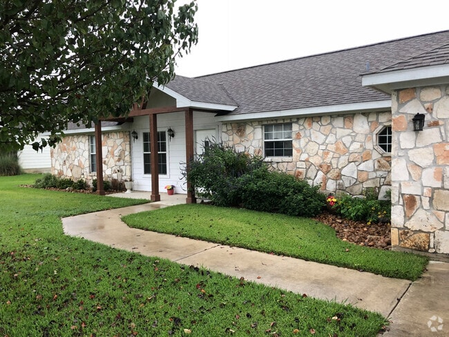 Building Photo - Gorgeous 3/2 in Flying L Rental