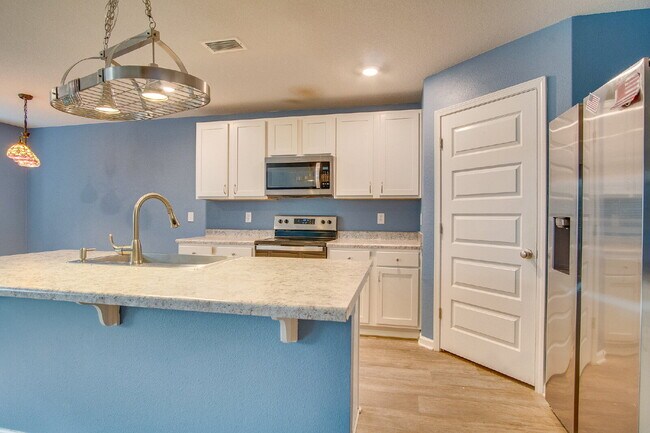 Photo - Season’s Savings! Spacious 5BR Near NAS – ... Apartamento