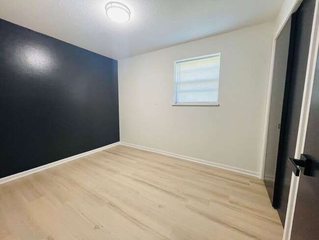 Photo - 1406 Magnolia W