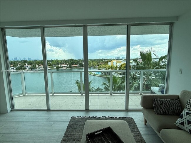 Building Photo - 5900 Collins Ave Unit 705 Rental