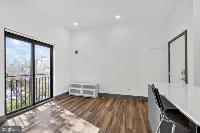 Photo - 1935 E Hazzard St Unit 303