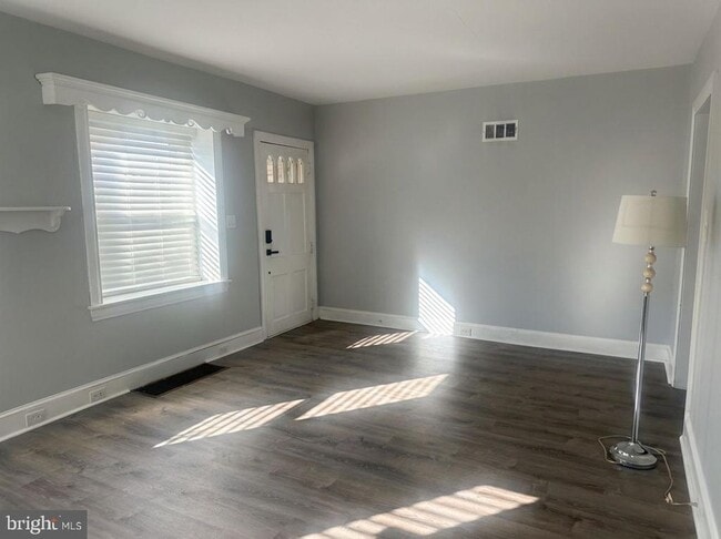 Building Photo - 1109 W James St Unit 1